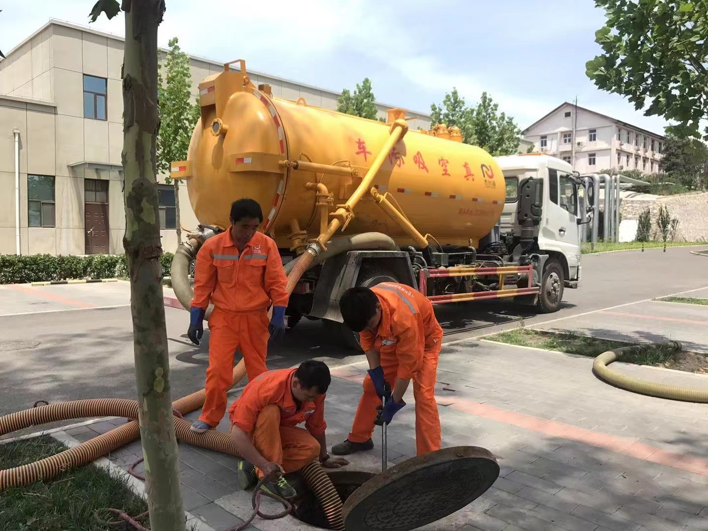 洪泽管道疏通车停在窨井附近