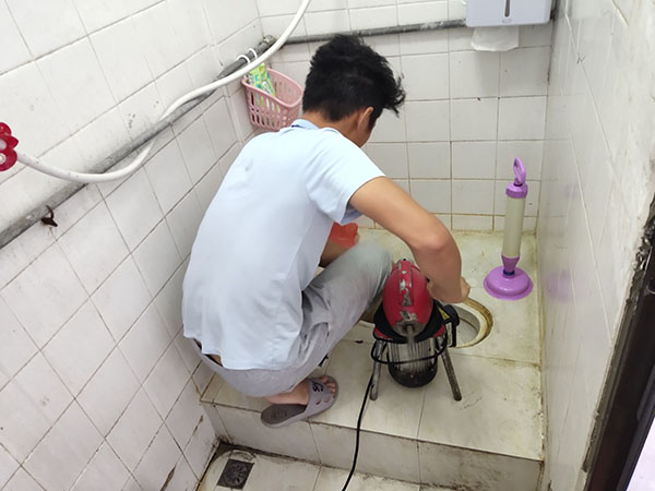 洪泽管道堵塞冒臭气 专业师傅现场解决问题