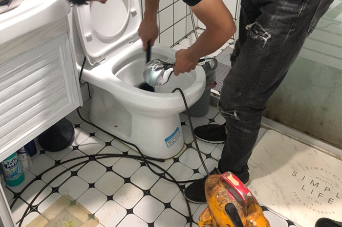 洪泽马桶堵塞自己疏通还是找师傅?专业上门服务让你省时更省心
